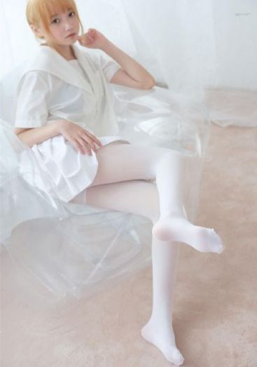 美女在床上打扑克